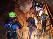 Спасатели приступили к эвакуации школьников из затопленной пещеры в Таиланде