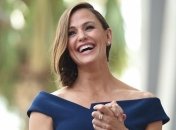 "Кажется, она немного больше": Дженнифер Гарнер показала свою новогоднюю елку (Видео)