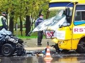 В Киеве из-за плохой погоды случилось ДТП с маршруткой и пострадавшими (фото)