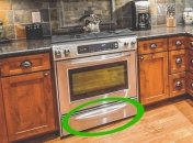 Скринька під духовкою може стати ідеальним місцем для зберігання продуктів