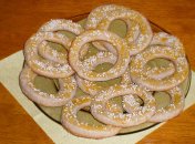 Кольца из ржаной муки с кунжутом