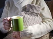 Чувствовать себя комфортнее помогут горячий напиток и плед