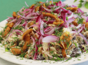 Салат с мясом, фасолью и грибами