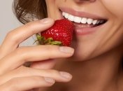 Эти продукты помогут зубам оставаться здоровыми и белыми