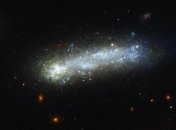 Hubble заснял редкую галактику-головастик с "детским лицом"