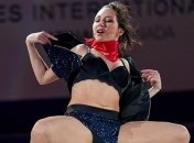 Фигуристка зажгла на льду, раздевшись до нижнего белья (Видео)