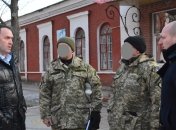 Дмитрий Терзов вручает помощь ВСУ в 2014-м