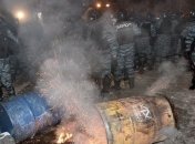 "Беркут" начал штурм баррикад по ул. Институтской 