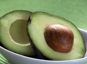 Поддерживает красоту и здоровье: почему стоит есть авокадо