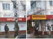 Военный находился на улице вместе с коллегами