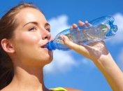 Стало известно, почему нельзя повторно пить из пластиковых бутылок