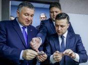 Зеленский первым из украинцев получил ID-карту с электронной подписью