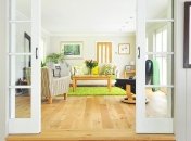 Не только уютно, но и стильно: как использовать яркие цвета в интерьере