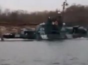 Рыбак снял на видео, как Россия перебрасывает военные катера в Азовское море
