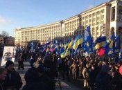 Под Радой активисты требуют отставки Яценюка