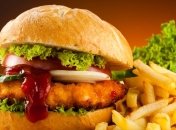 Чем грозит знакомство с марками вредных продуктов в детстве?