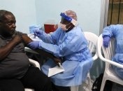В Либерии началось испытание вакцины от Эболы на людях