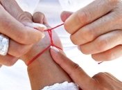 Красная нитка vs радуга на руке: что защитит ребенка лучше?