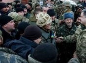 Порошенко встретился с бойцами, которые вышли из Дебальцево