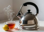 Ідеально чистий чайник - гордість кожної господині  (зображення створено за допомогою ШІ)