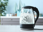 Отмыть чайник от накипи поможет лимонная кислота