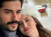 Семейная идиллия: Бурак Озчивит показал милое фото с красавицей женой