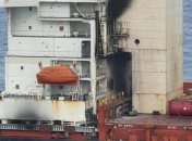 Без воды и связи: украинские моряки застряли на горящем и дрейфующем в море корабле, один погиб (фото)