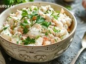 Крабовый салат – отличный вариант блюда к праздничному столу (изображение создано с помощью ИИ)