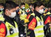 День траура: в Китае почтили память погибших от коронавируса (Видео)