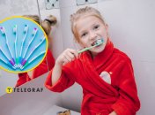 Девочка чистит зубы