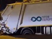 На месте провала грузовика под землю в Киеве только постелили новый асфальт