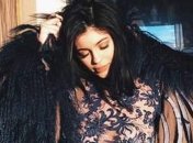 Сестра Ким Кардашьян шокировала публику "голым" нарядом