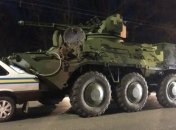 В Киеве БТР протаранил машину военной инспекции (Видео)