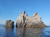 Таємничі надписи на скелі у Франції