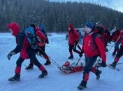 Тело погибшей с Говерлы снимали спасатели