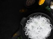 Стеклянная лапша сваренной – очень эластичная