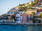 Смягчение мер ограничений: Греция откроет полтысячи пляжных клубов