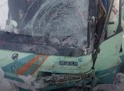 Возле Мариуполя пассажирский автобус столкнулся с "Нивой": есть жертвы 