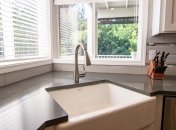 Слив и подставка для ножей регулярно нуждается в чистке