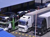 Яценюк требует от России снять запрет на транзит украинских фур