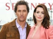 Энн Хэтэуэй вышла в свет в невероятно женственном наряде