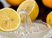 Лимонный сок от всех болезней: целебные и вредные свойства