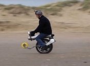 Чудо техники: одноколесный самобалансирующийся электромотоцикл (Видео)