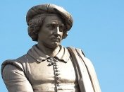 Огромная книга из стен и кирпичей (Фото)