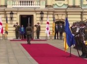 Военный оконфузился во время встречи Зеленского с президентом Грузии: момент попал на видео