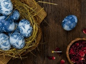 Яйца можно красить с помощью каркаде