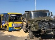 В Луцке груженный песком ЗИЛ едва не раздавил маршрутку, много пострадавших: видео момента