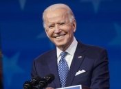 Байден несколько раз упал, поднимаясь в самолет: новость тут же стала хитом росСМИ