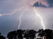 В Великобритани три человека пострадали из-за удара молнии