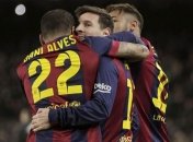 Алвес согласен на меньшую зарплату, но "Барселона" дает лишь год